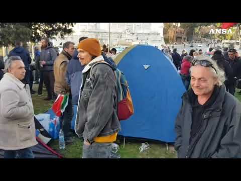 Raduno no vax a Roma: resta presidio, piantate tende a Piazza Venezia
