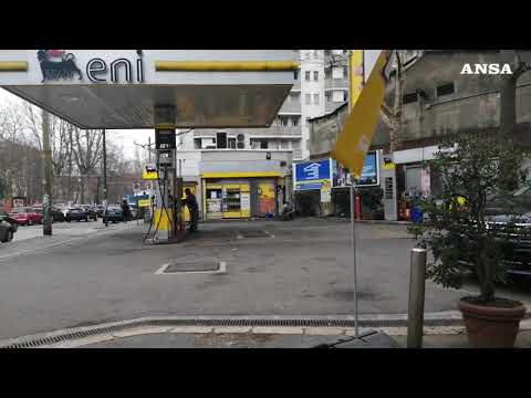 Caro benzina, prezzi alle stelle a Milano: carburante sopra i 2 euro al litro