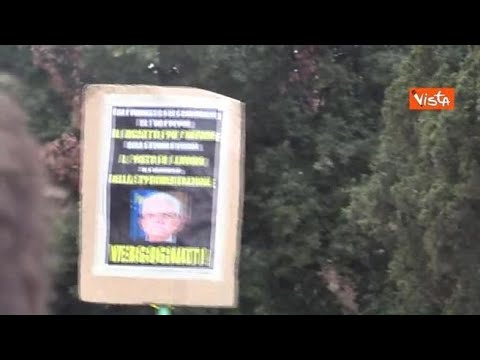 “No al nazi-pass”, ecco i cartelli e gli striscioni della protesta no vax di Roma