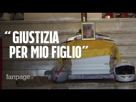 Lacrime e dolore ai funerali di Giuseppe Lenoci, morto a 16 anni: “Giustizia per mio figlio”