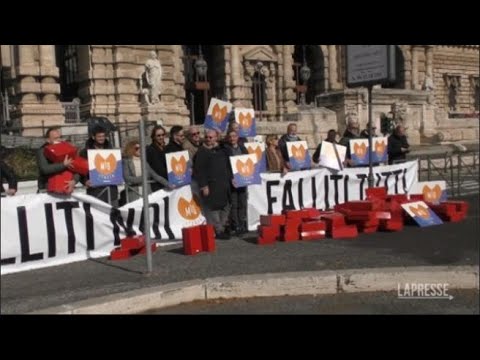 Roma, flash mob dei ristoratori: «37 miliardi subito o falliremo tutti»