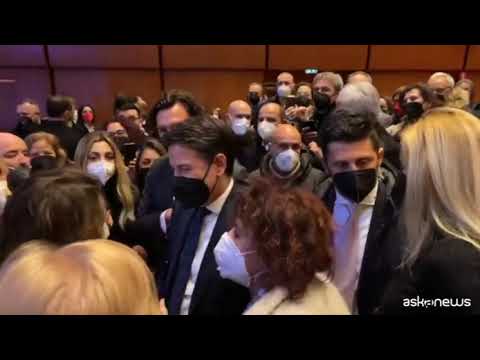 Bagno di folla per Conte allo spettacolo di Travaglio a Roma