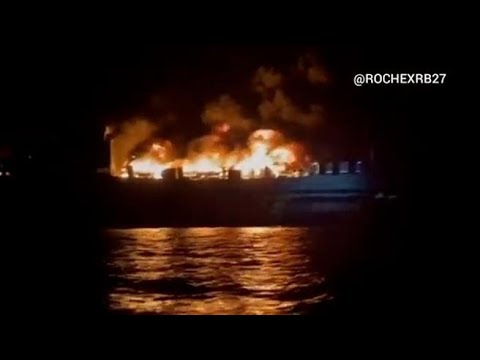 Le prime immagini del traghetto in fiamme al largo della Grecia