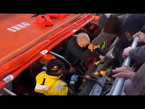 Incendio sul traghetto Euroferry, i passeggeri in salvo a bordo della motovedetta della Guardia…