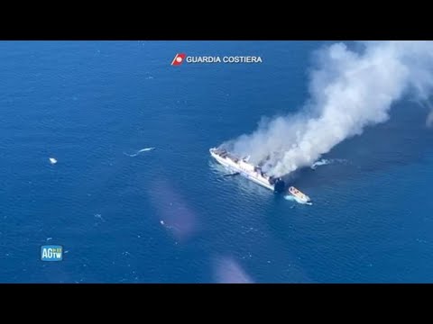 Traghetto in fiamme al largo della Grecia, le immagini in volo sulla nave