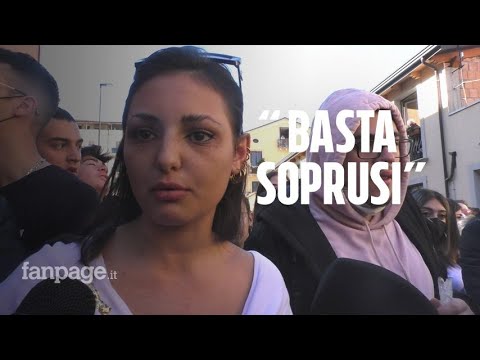 Molestie al liceo, una vittima in corteo a Cosenza: “La preside diceva che me l’ero cercata”
