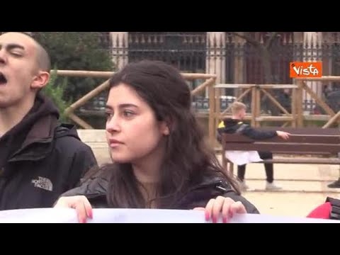 Protesta studenti a Roma, cori e striscioni per Lorenzo e Giuseppe morti in stage