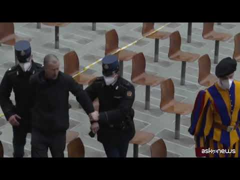 Disturbatore urla contro il Papa. E Francesco prega per lui