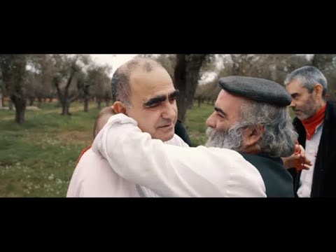 Elio canta con gli Istentales e i Tenores di Neoneli l’inno alla Sardegna: l’anteprima