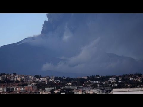 Etna, il vulcano torna in attività: la nube di cenere alta 10 chilometri