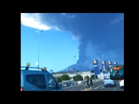 Etna, l’automobilista riprende l’impressionante fungo di cenere sulla sua testa
