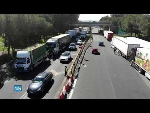 Catania, le voci degli autotrasportatori che stanno bloccando l’autostrada contro il caro gasolio