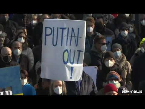 Solidarietà a Ucraina, almeno 100.000 persone in piazza a Berlino