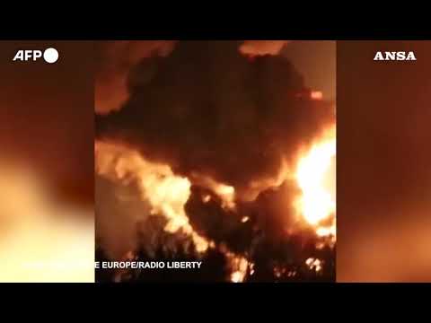 Ucraina, timori per i fumi tossici dal deposito petrolifero colpito