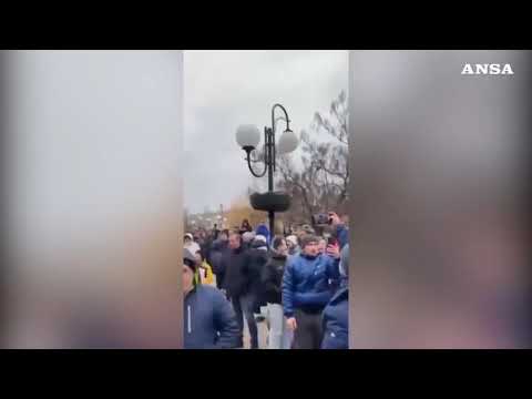 I cittadini di Berdiansk sfidano i soldati russi: “Questa e’ Ucraina”