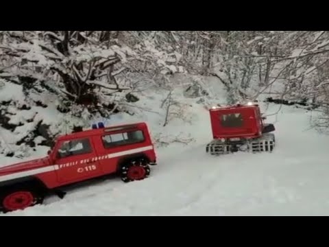 Meteo, neve in centro Italia: ad Avellino i vigili del fuoco salvano 12 ragazzi