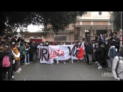 Roma: studenti in piazza contro gli esami di maturità