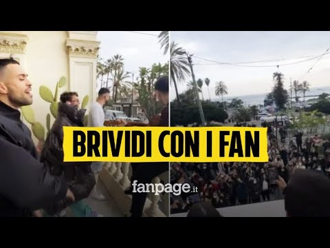 Mahmood e Blanco cantano Brividi con i fan, il video fuori dall’hotel di Sanremo