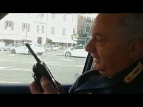 Ultimo giorno di servizio in Polizia, saluta i colleghi via radio con la voce rotta dall’emozione