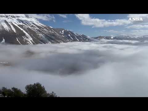 Castelluccio di Norcia immersa in mare nebbia Pian Grande