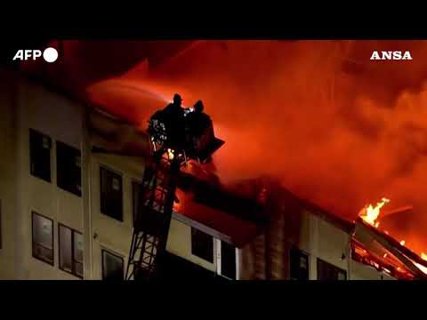 Stati Uniti, a fuoco un edificio residenziale in costruzione