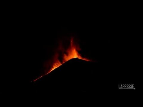 Etna, aumenta l’attività eruttiva del cratere di Sud Est