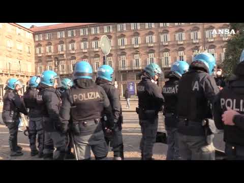 Torino, manifestazione studenti: “Siamo venuti gia’ menati”