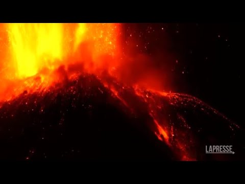 L’anomala eruzione dell’Etna con fontana e tempesta vulcanica: un fenomeno non comune