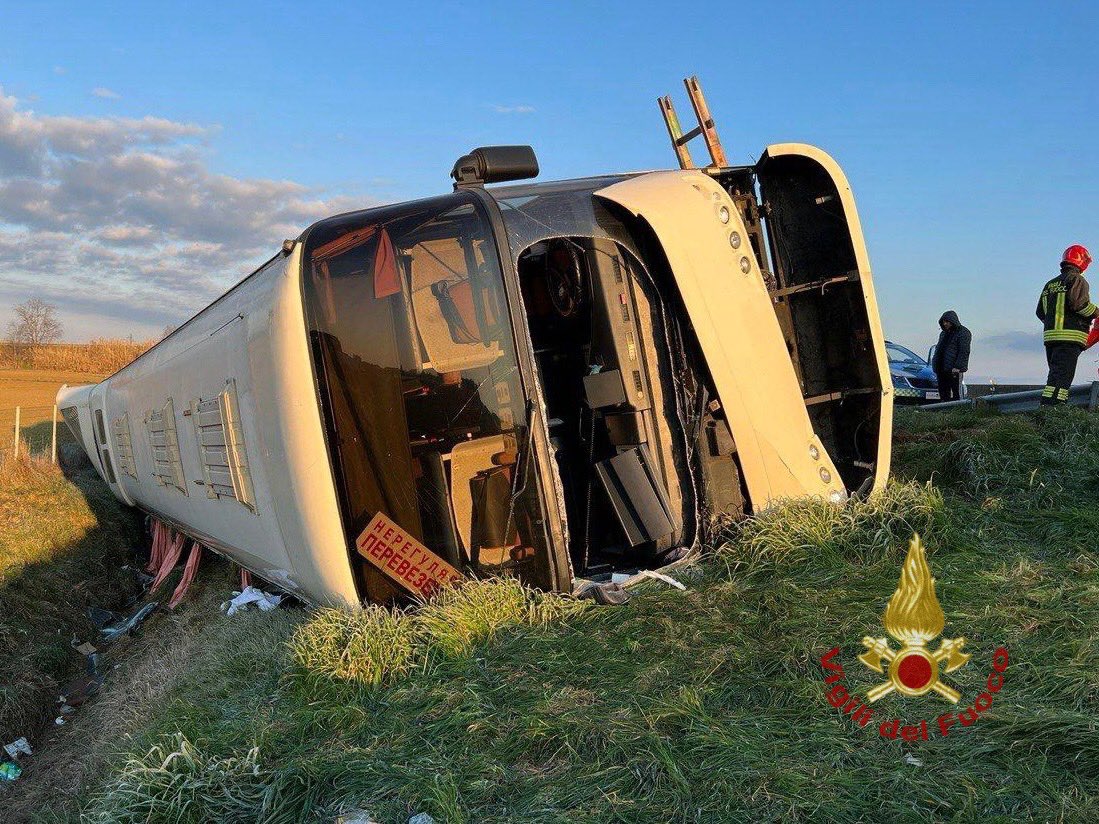 Incidenti stradali, su A1 si ribalta bus rifugiati ucraini: una vittima
