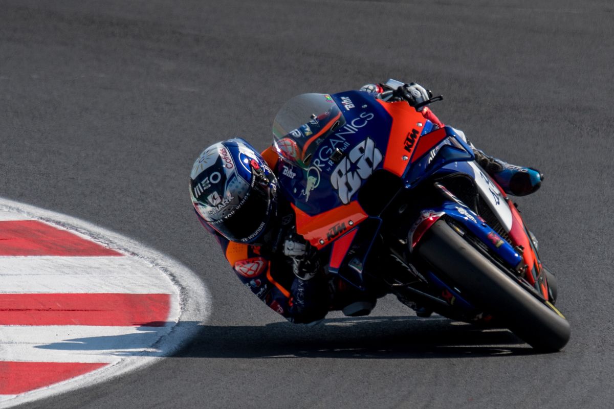 Oliveira domina sul bagnato il Gp di Indonesia