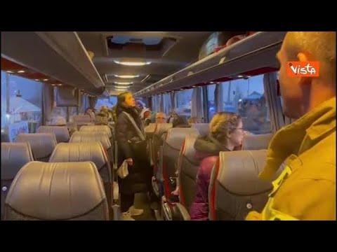 Ucraina, su un pullman in partenza da Medyka (Polonia) donna trattiene le lacrime e bacia la…