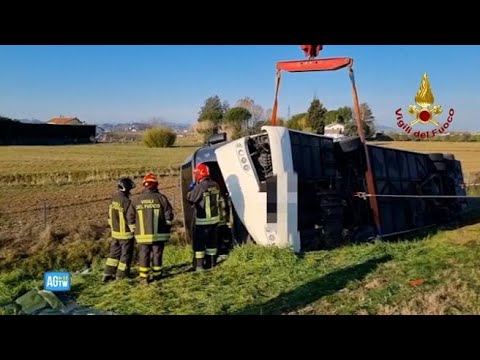 Bus con profughi ucraini si ribalta sulla sulla A14, un morto tra Forlì e Cesena