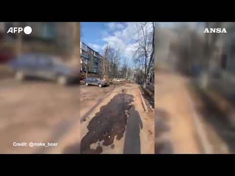 Ucraina, “passeggiata” a Mariupol fra case incendiate e auto semi-distrutte