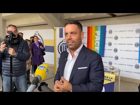 La squadra del Lamezia Terme con la città a sostegno della popolazione ucraina