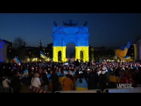 In migliaia contro la guerra a Milano, l’Arco della Pace si illumina di giallo e blu