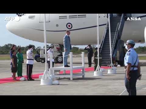 William e Kate arrivano in Belize, ma la visita a un villaggio e’ cancellata