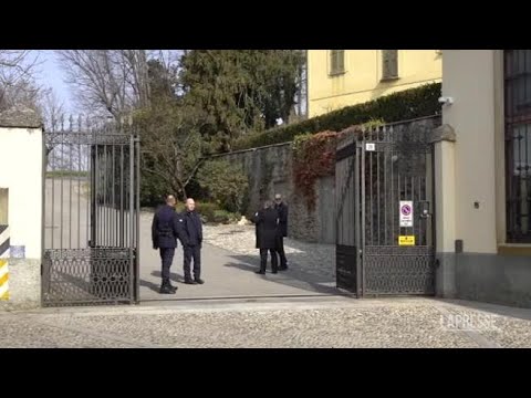 Sgarbi racconta il «matrimonio» Berlusconi-Fascina: «Il Cav ha cantato con Gigi D’Alessio e…