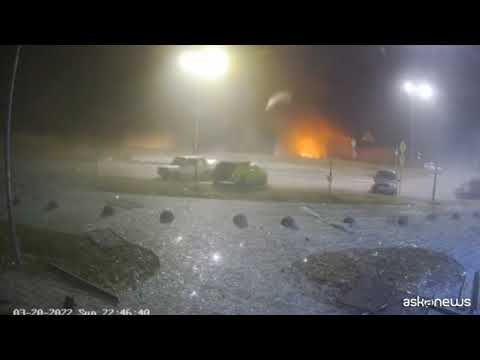 Il momento dell’esplosione del centro commerciale a Kiev