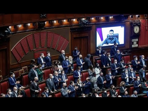 Standing ovation per Zelensky collegato con il Parlamento italiano