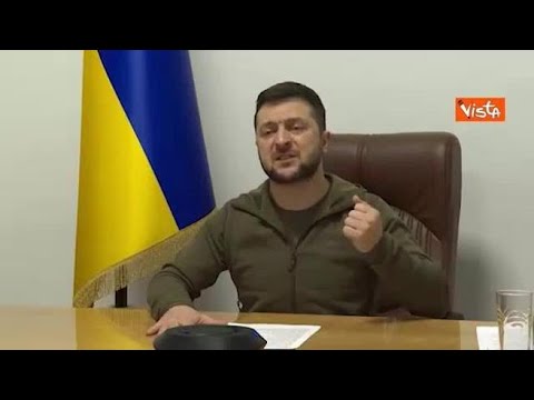 Zelensky saluta con il pugno al termine del suo intervento alla Nato, Stoltenberg applaude