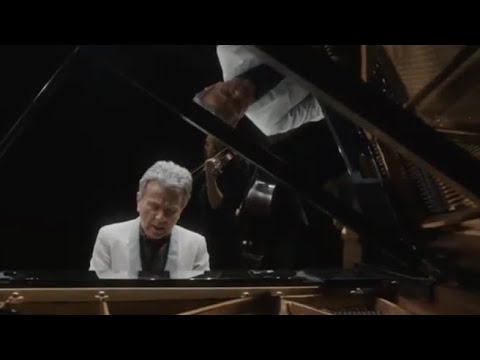 Pupo canta una canzone russa, è polemica