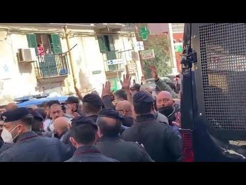 Napoli, i disoccupati protestano contro Draghi: cori e fumogeni