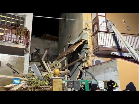 Vento a Palermo, crolla il tetto di un palazzo