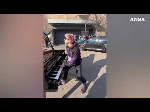 Un pianista suona “Imagine” davanti al consolato ucraino a Milano