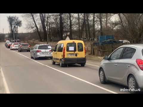 Ucraina, una lunga coda di auto in fuga alla periferia di Kiev