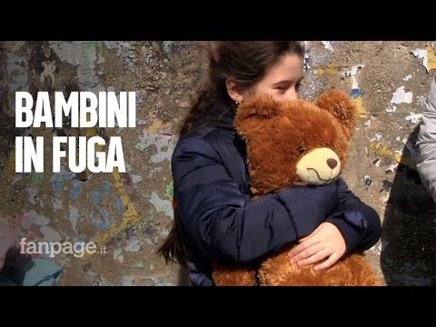 La fuga dei bambini dalla guerra in Ucraina: “A piedi per 20 km sulla frontiera”. Arrivati a Napoli