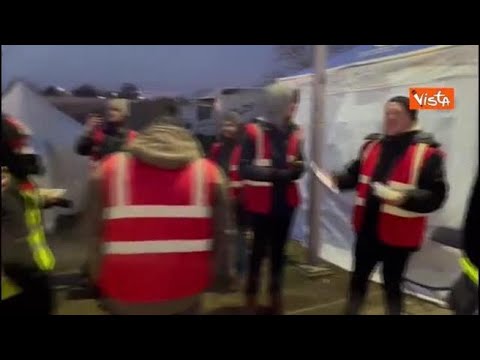 Alla frontiera tra Polonia e Ucraina i volontari cantano “You are great”