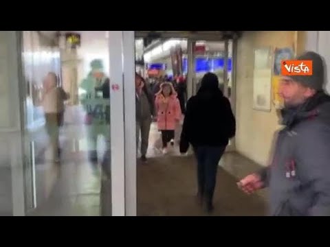 Ucraina, arrivo dei profughi alla stazione di Varsavia. La colazione per accoglierli