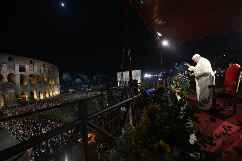 Papa Francesco alla Via Crucis “Dio disarma la mano di chi uccide”