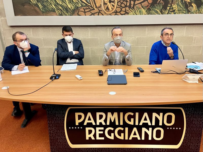 Parmigiano Reggiano, 15 milioni per il progetto “benessere animale”
